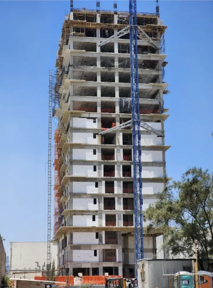 Torre 3 Eniti en etapa estructural con grúa